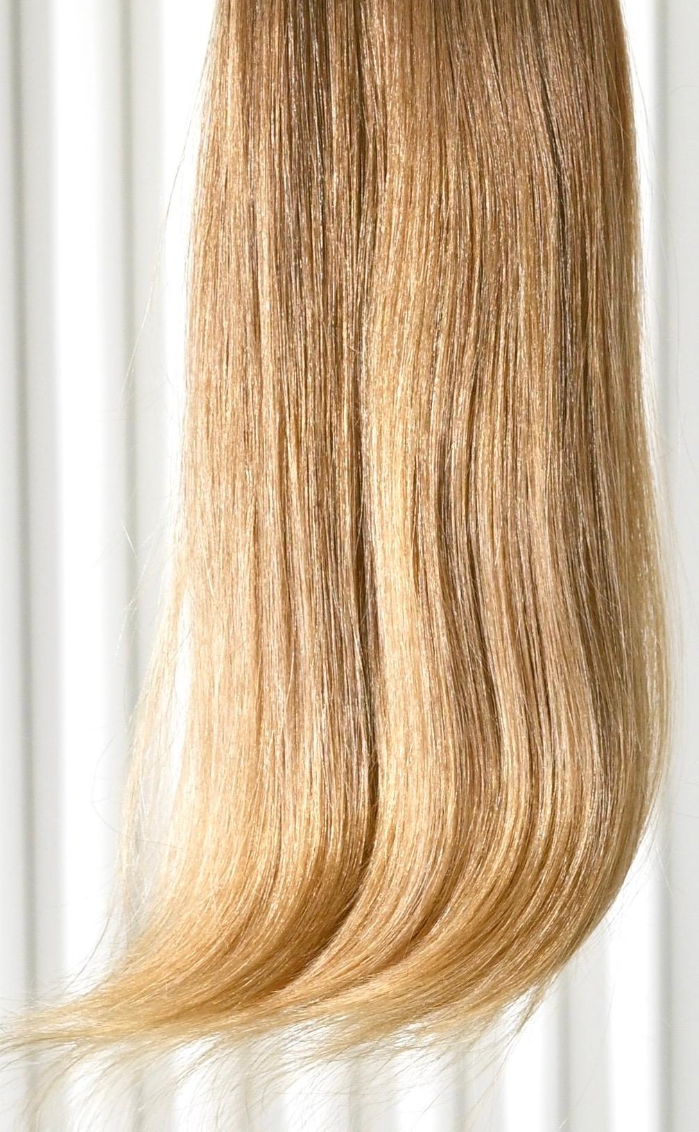 Blondes Rohhaar mit dunklerem Ansatz